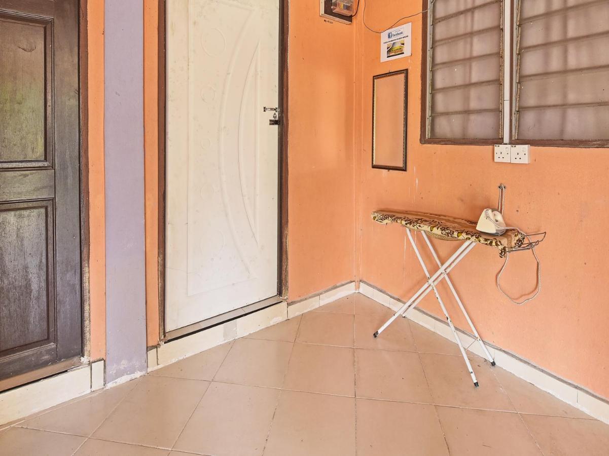 Oyo 90454 Haza Harmoni Guesthouse コタバル エクステリア 写真